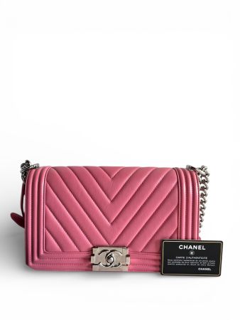 CHANEL Lambskin Chevron Quilted Medium Boy Flap Tasche