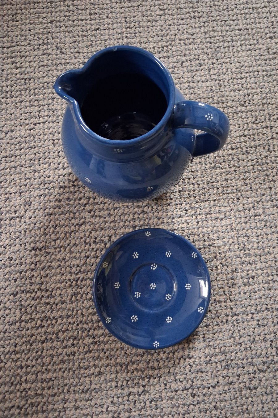 Set di piatti: Tiefblaue Keramikkaraffe mit Teller, weisse Blümchen – Usato da Wald ZH venduto da e8e 1