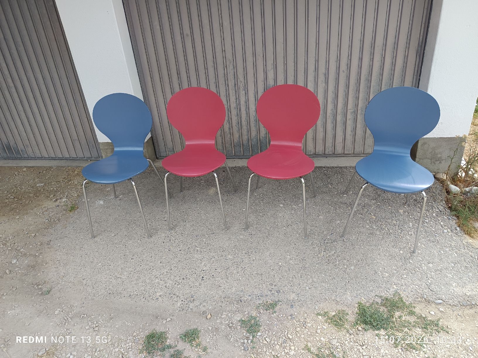 Stühle: 4 Stapelstühle blau/ rosa – Gebraucht aus Wengi b. Büren von jabangi