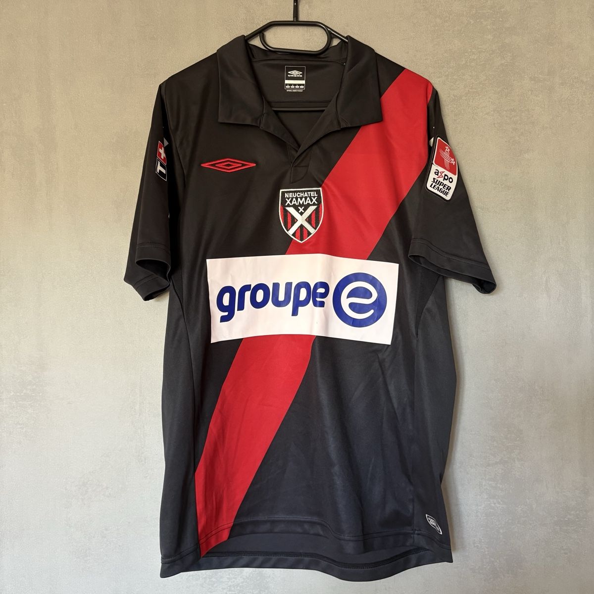 Umbro Canottiere & Pantaloni: Neuchatel Xamax Trikot Umbro Paito – Usato da Winterthur venduto da LaBodega