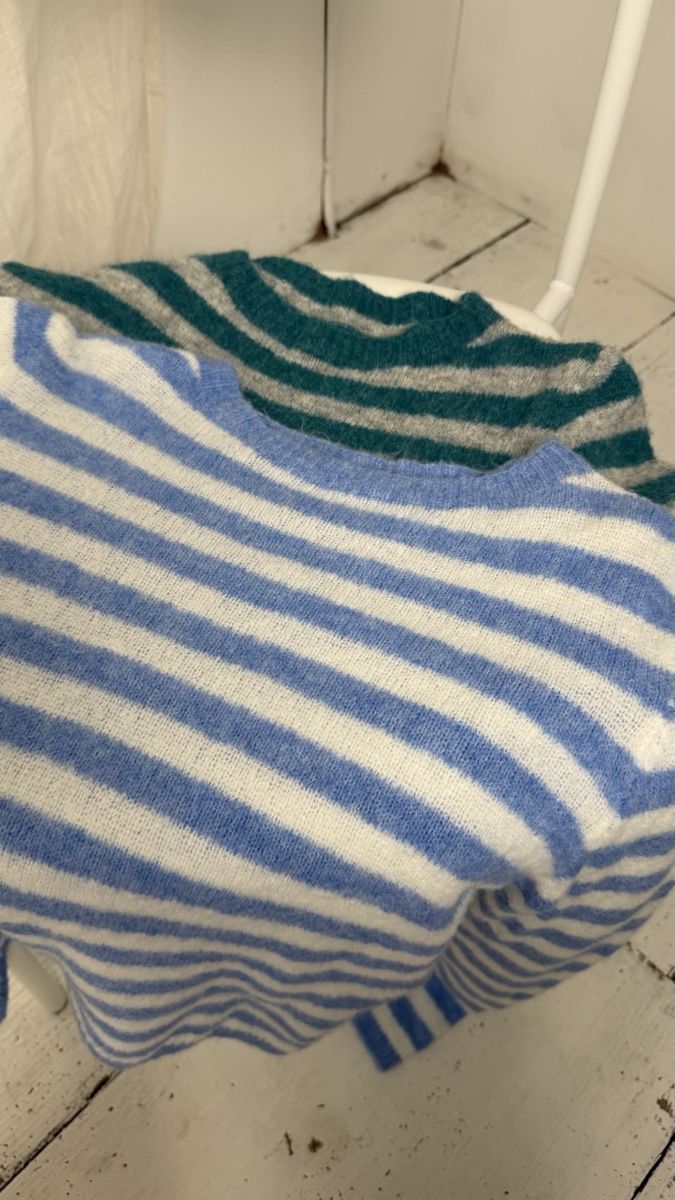 Maglioni & Felpe: Blue & white striped sweater with horizontal stripes – Usato da Knonau venduto da Grapesvintage 1