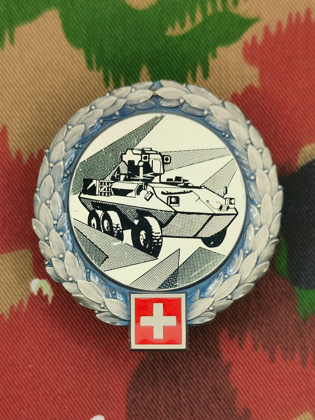 Schweizer Armee Uniformi: Béretemblem Panzerabwehrschule Chamblon 16/216 – Usato da Bauma venduto da SwissMilitaria