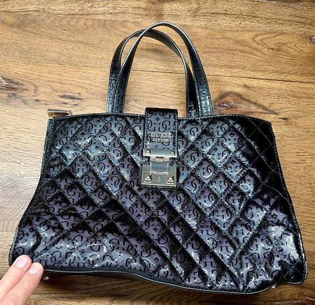 Sehr schöne Guess Handtasche wegen Nichtgebrauch sehr günsti