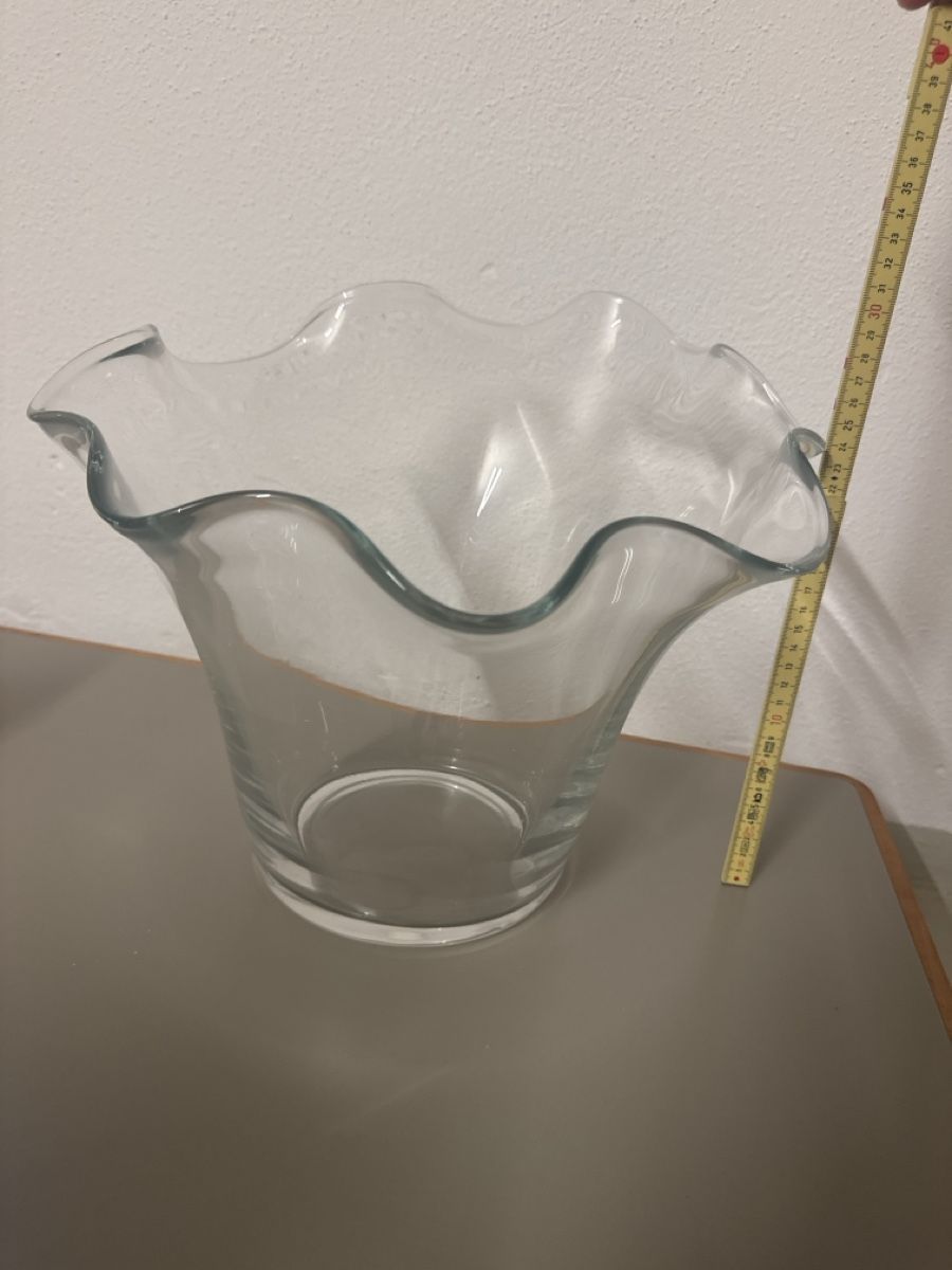 Vasen & Gefässe: Grosse Glasvase mit Wellenrand – Gebraucht aus Zürich von Leined