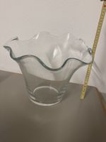 Grosse Glasvase mit Wellenrand