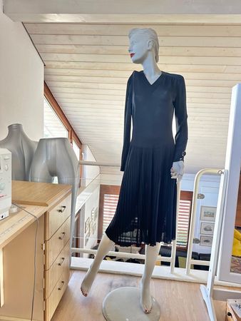 Schönes schwarzes Kleid