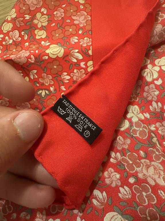 Foulard & Sciarpe: Hermès Seidentuch Blumen / Rot  40x40 cm – Usato da Spreitenbach venduto da vancosta 2