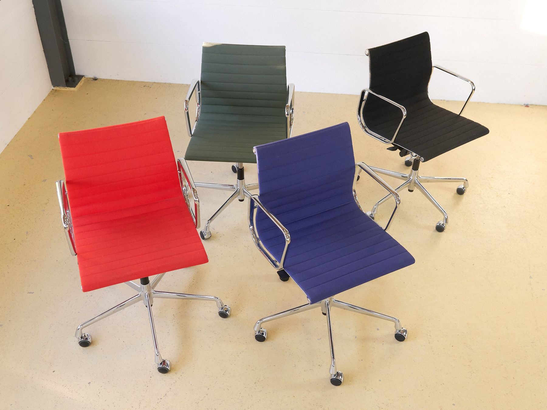Vitra Stühle: Vitra Eames Aluminium Chair EA 117 | Rot – Gebraucht aus Meinisberg von atelier_TILIJA 3
