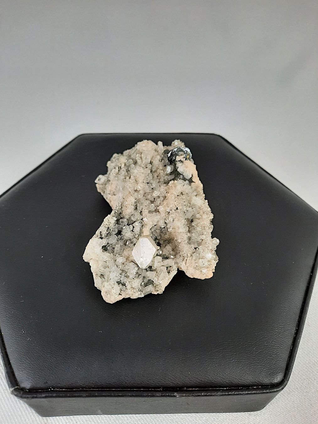 Minerali & Pietre curative: Apophyllit-Stufe mit schwarzem Turmalin – Usato da Beinwil am See venduto da Restwert_Beinwil 1