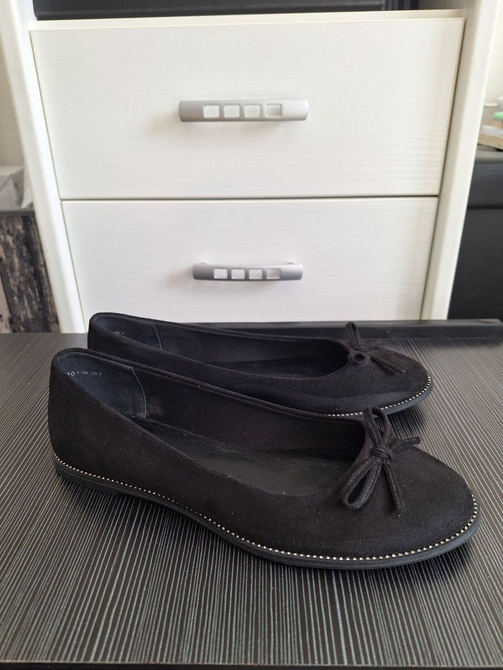 Scarpe da donna: Schwarze Ballerinas, Wildlederoptik – Usato da Worb venduto da nfsolutions 1
