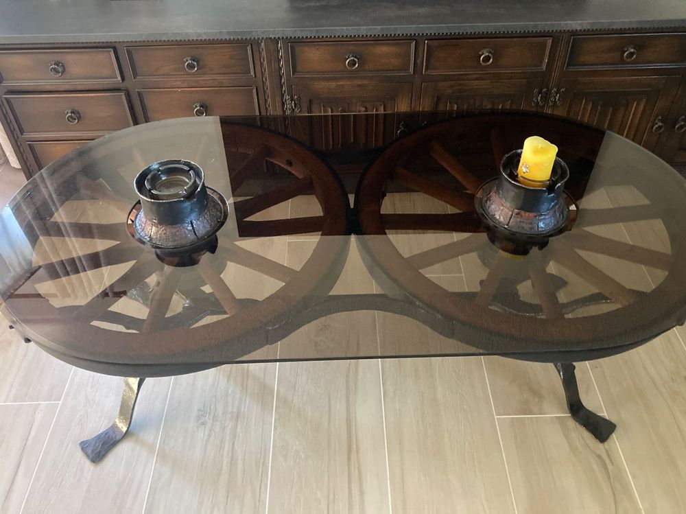Table basse artisanal avec roues de char et verre fumé (D'occasion) à ...