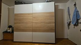 Schwebetürenschrank Weiss/Holz-Optik – Modernes Design