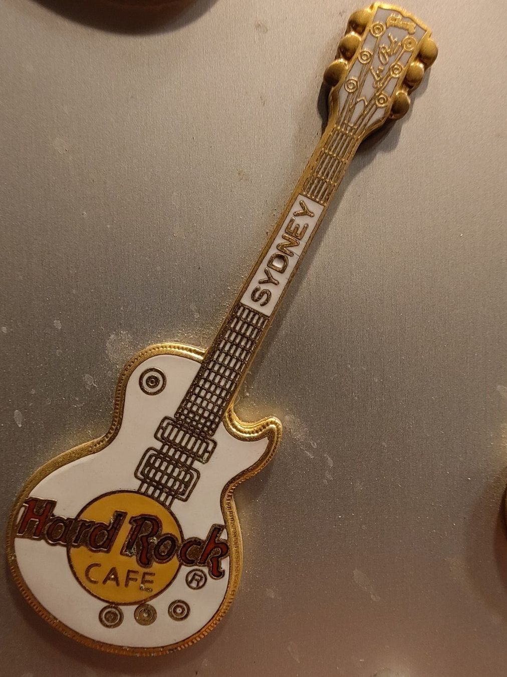 Hard Rock Cafe Placchette & Badge: Hard Rock Cafe Guitar Pin Sydney – Usato da Kloten venduto da SuperRetroPixels