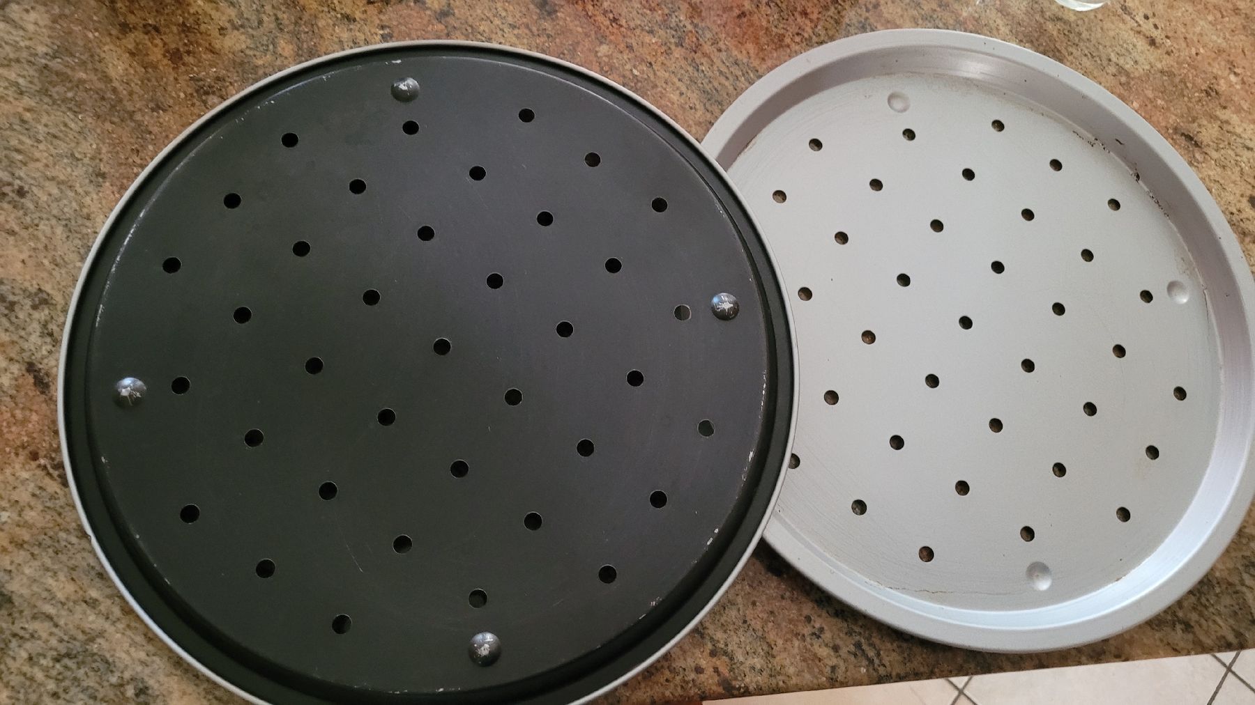 Migros Teglie da forno: Pizzableche 2 Stk ø 33cm – Usato da Warth venduto da aussieaussie 1
