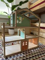 Möbliertes Puppenhaus aus Holz