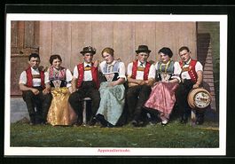 Männer und Frauen in Appenzellertracht