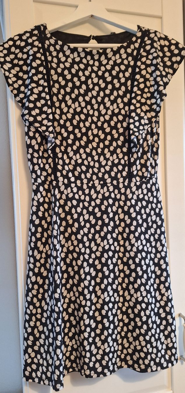 Robes: Robe imprimée noire et blanche taille S  – D'occasion à Yverdon-les-Bains par CelMt