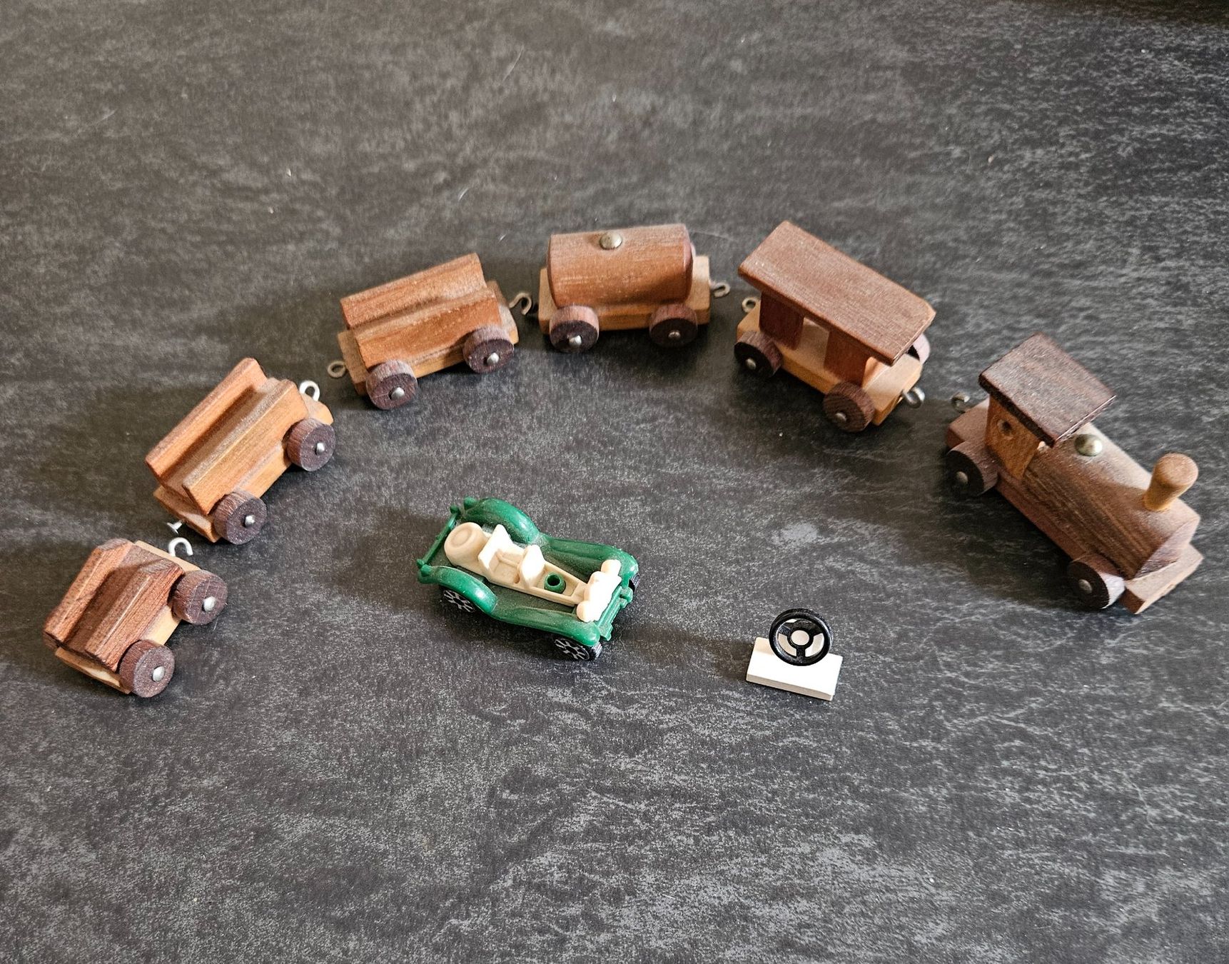 Giocattoli: Holzzug mit Wagen, Oldtimer dazu – Usato da Luzern venduto da FamilieCaGi 1