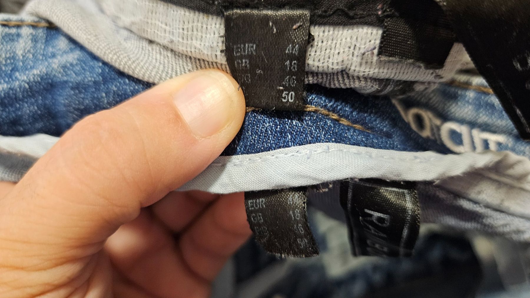 Jeans: Jeans mit Blumenmuster, Grösse 44 – Usato da Escholzmatt venduto da _die_Kaempferin 1