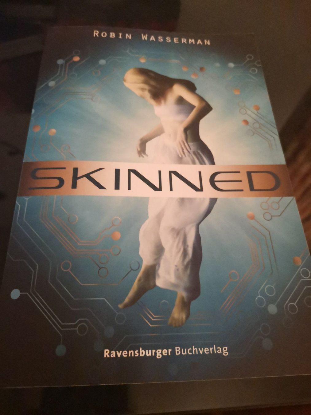 Bücher: Skinned – Gebraucht aus Horgen von sunny080