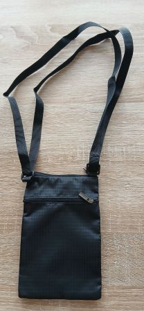 Schwarzes Täschchen; ideal für Dokumente, Handy...