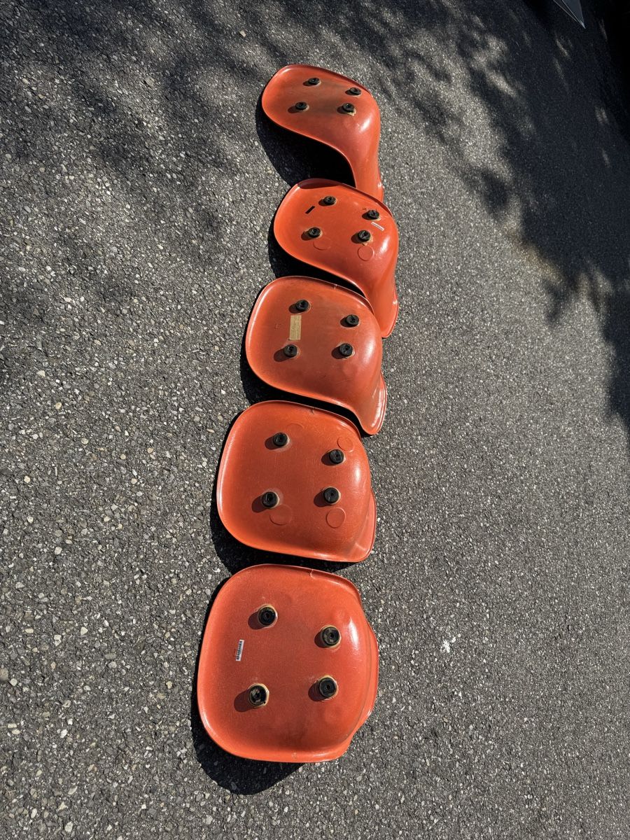 Stühle: 5 Eames Schalen Orange ab 1.- Defekt  – Gebraucht aus Grenchen von Design-Outlet 6