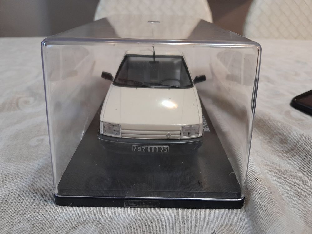 OPO 10 - 1/24 Auto Compatibile con Renault 16 (R16) 1965 (E057