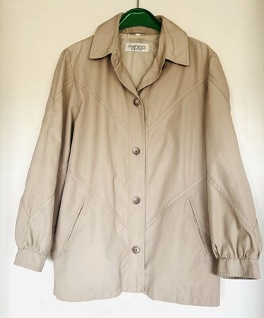 Zeitlose Jacke in Grösse 36 von Femina in beige