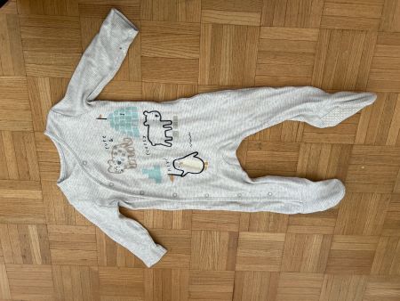 Baby Pyjama mit Füssen