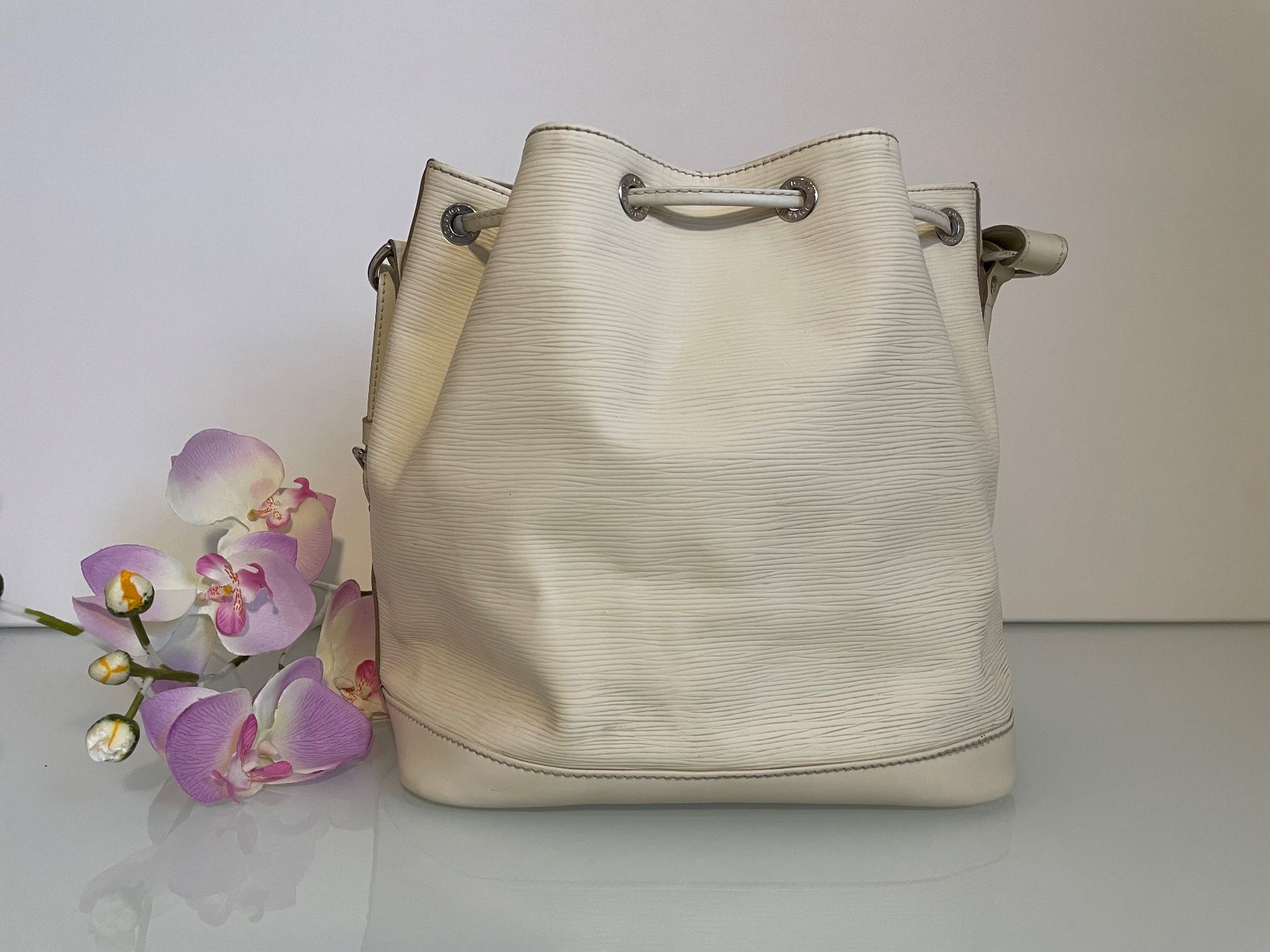 Louis Vuitton Borse da donna: Louis Vuitton Petit Noé weiss – Usato da Hittnau venduto da LuxAndMore 2