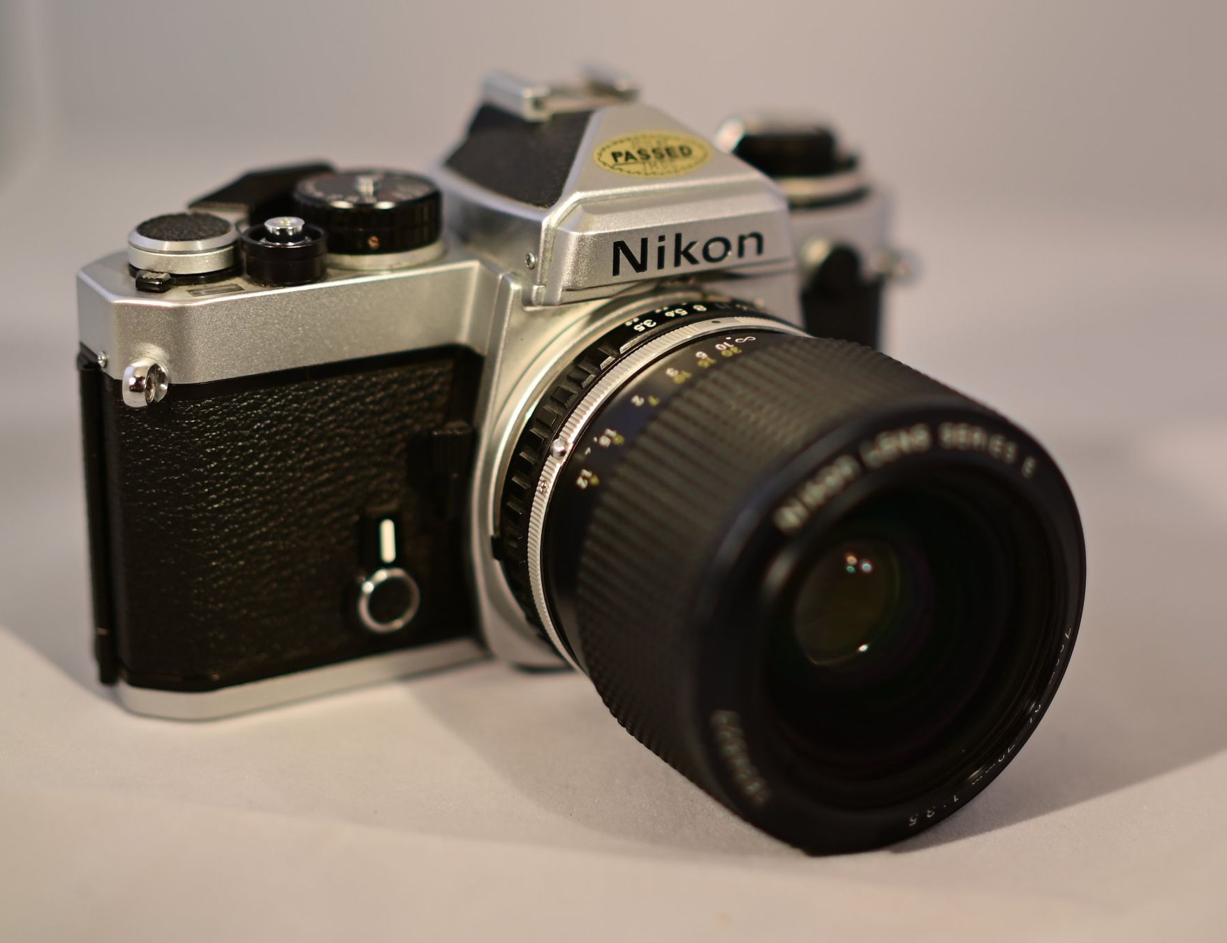 Nikon Kamera: Nikon FE mit Zoom Objektiv – Gebraucht aus Uster von Stoessda