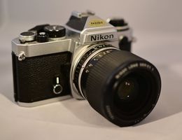Nikon FE mit Zoom Objektiv