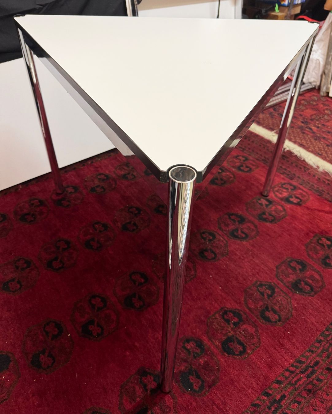 USM Tische: USM Haller – Table triangle 100 x 100 x 100 cm – Gebraucht aus Biel/Bienne von Philemon02