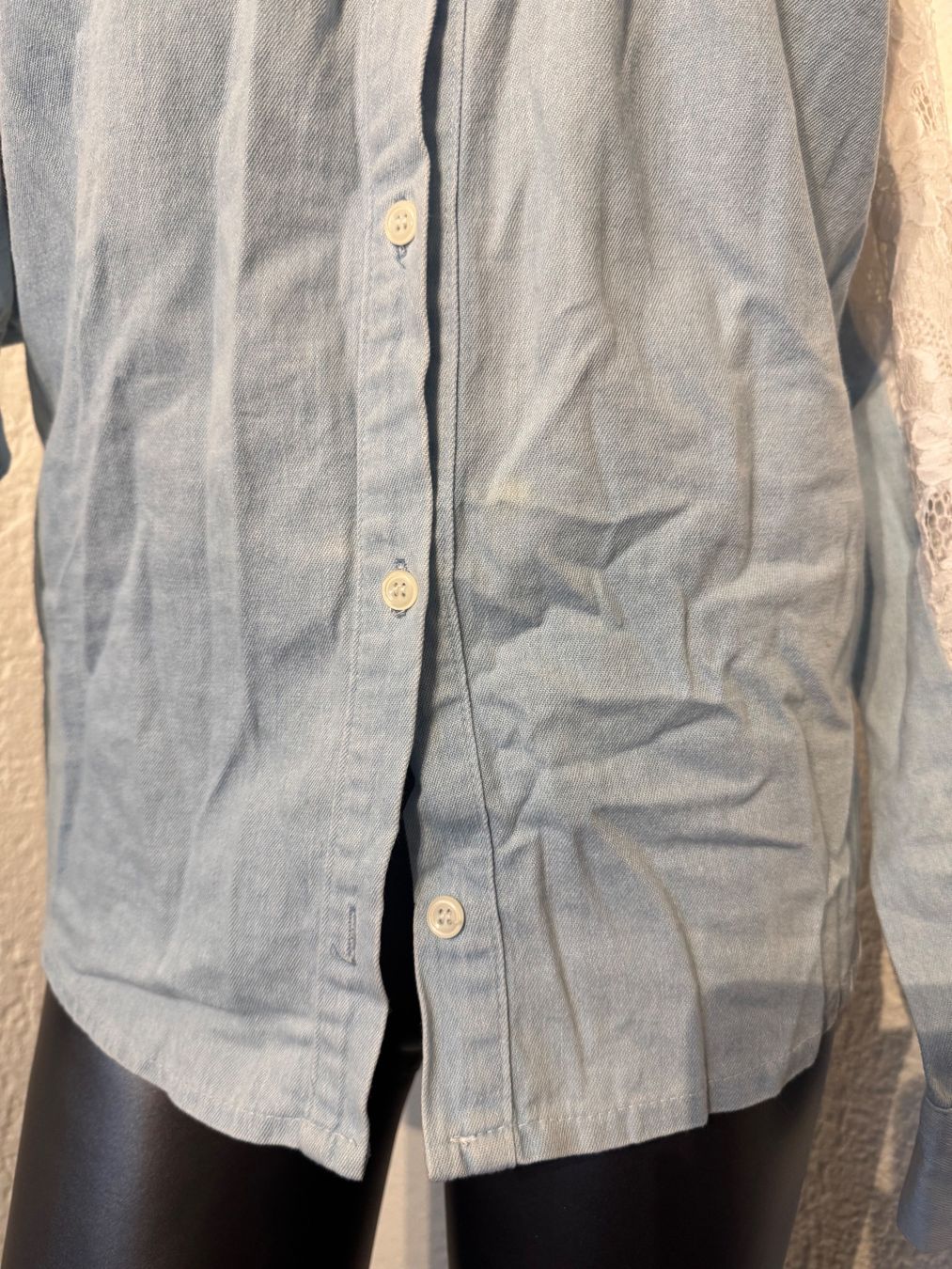 Camicette: Damen Bluse Jeansbluse mit eleganter Spitze Hellblau Gr. S – Usato da Frenkendorf venduto da Style365 4