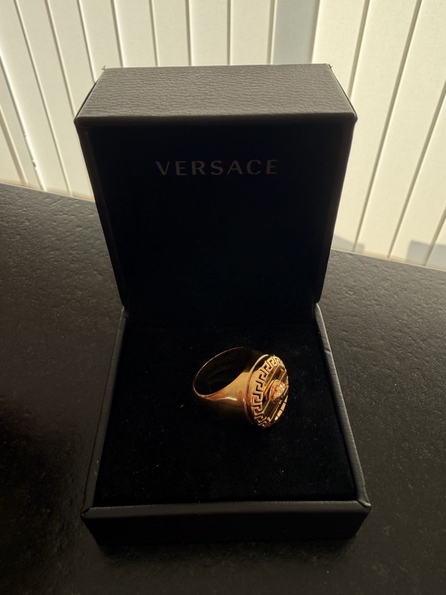 Versace Anelli: Authentic Vintage Versace Ring, Gold Tone, Size 9, Gift! – Usato da Avenches venduto da ivk_tzw5 2