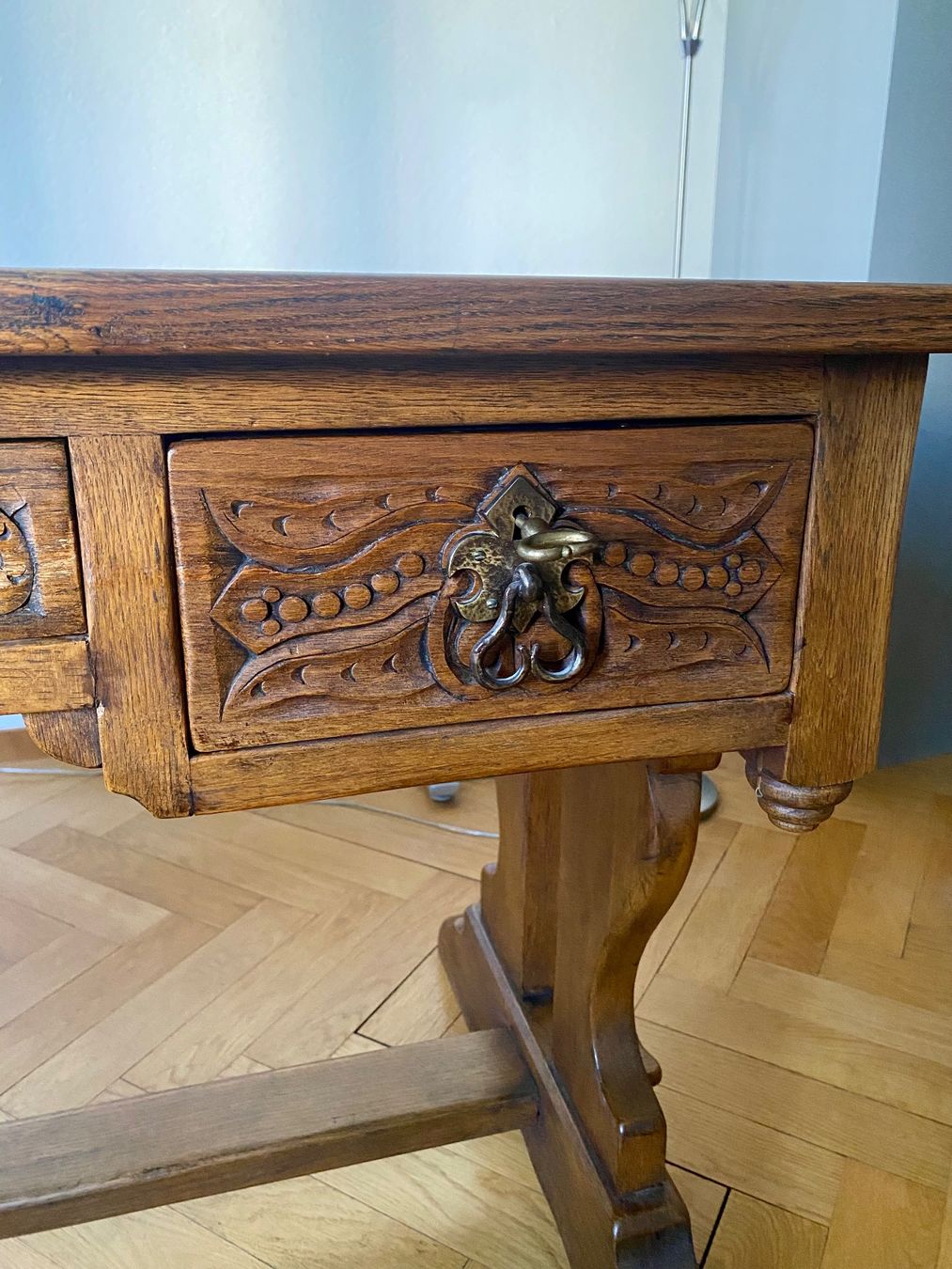 Scrivanie: Holzschreibtisch mit Schnitzereien – Usato da Bern venduto da Violettaline 2