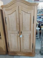 Schöner zweitüriger Schrank aus hellem Nadelholz
