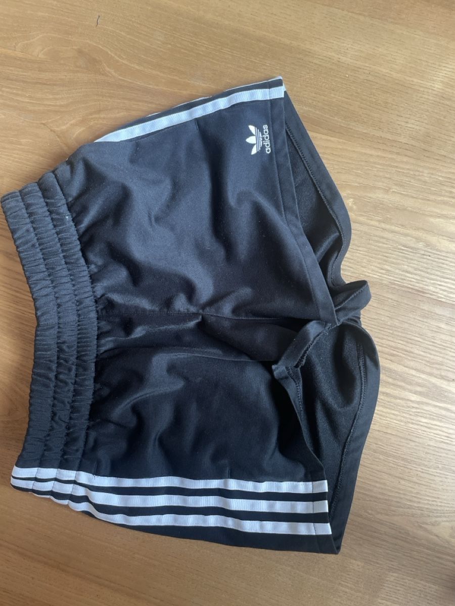Pantaloni: Adidas Shorts – Usato da Lommiswil venduto da mer_82y8