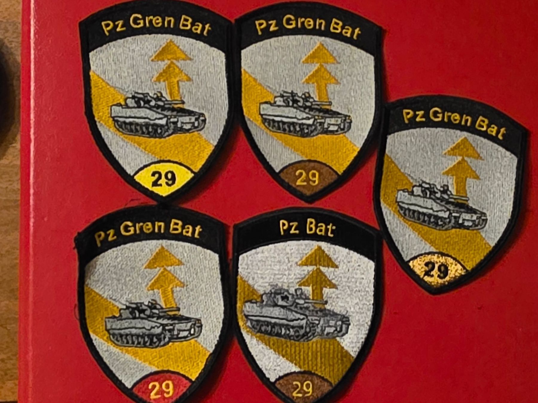 Schweizer Armee Placchette & Badge: Panzer Abzeichen 5x Badges Originaux – Nuovo (secondo la descrizione) da Nyon venduto da freetoys08