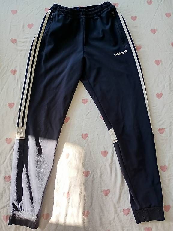Hosen: Dunkelblaue Adidas Sporthose – Gebraucht aus Gelterkinden von leo_9z8m