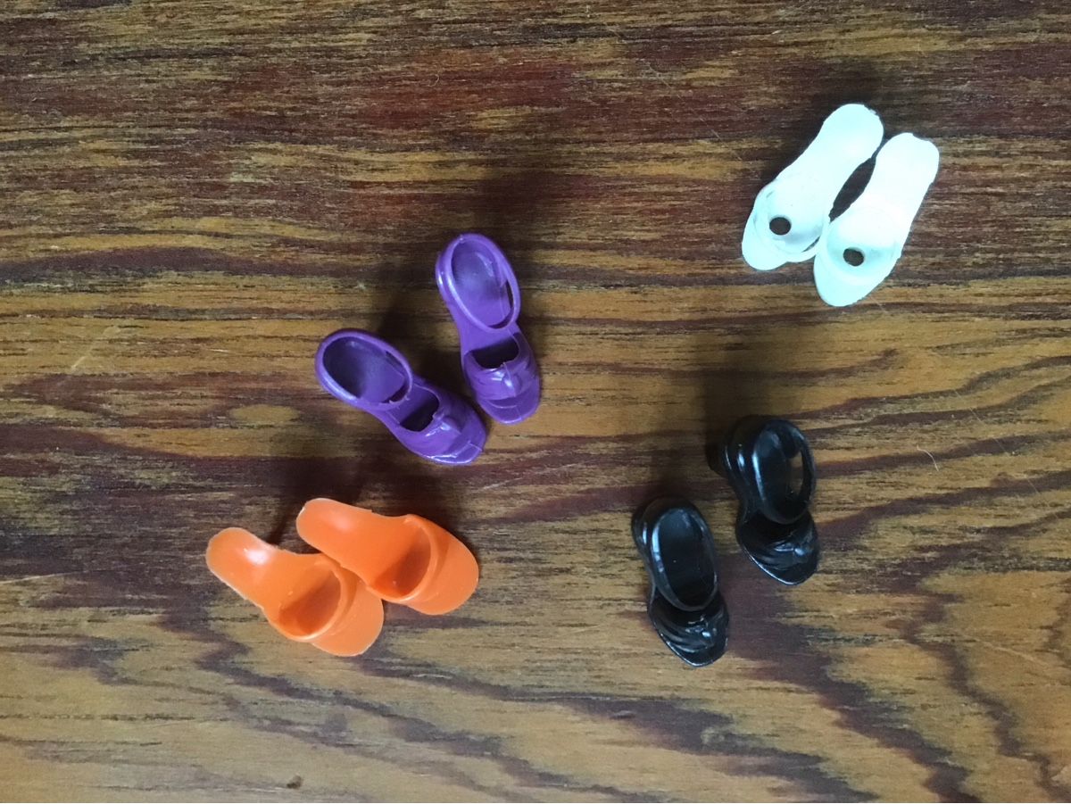 Bambole: 4 Paar Barbie oder ähnliche Schuhe – Usato da Allschwil venduto da rah_8bfj 1
