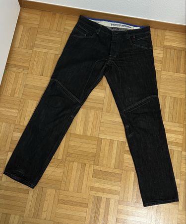 Motorrad-Jeans mit Knieprotektoren