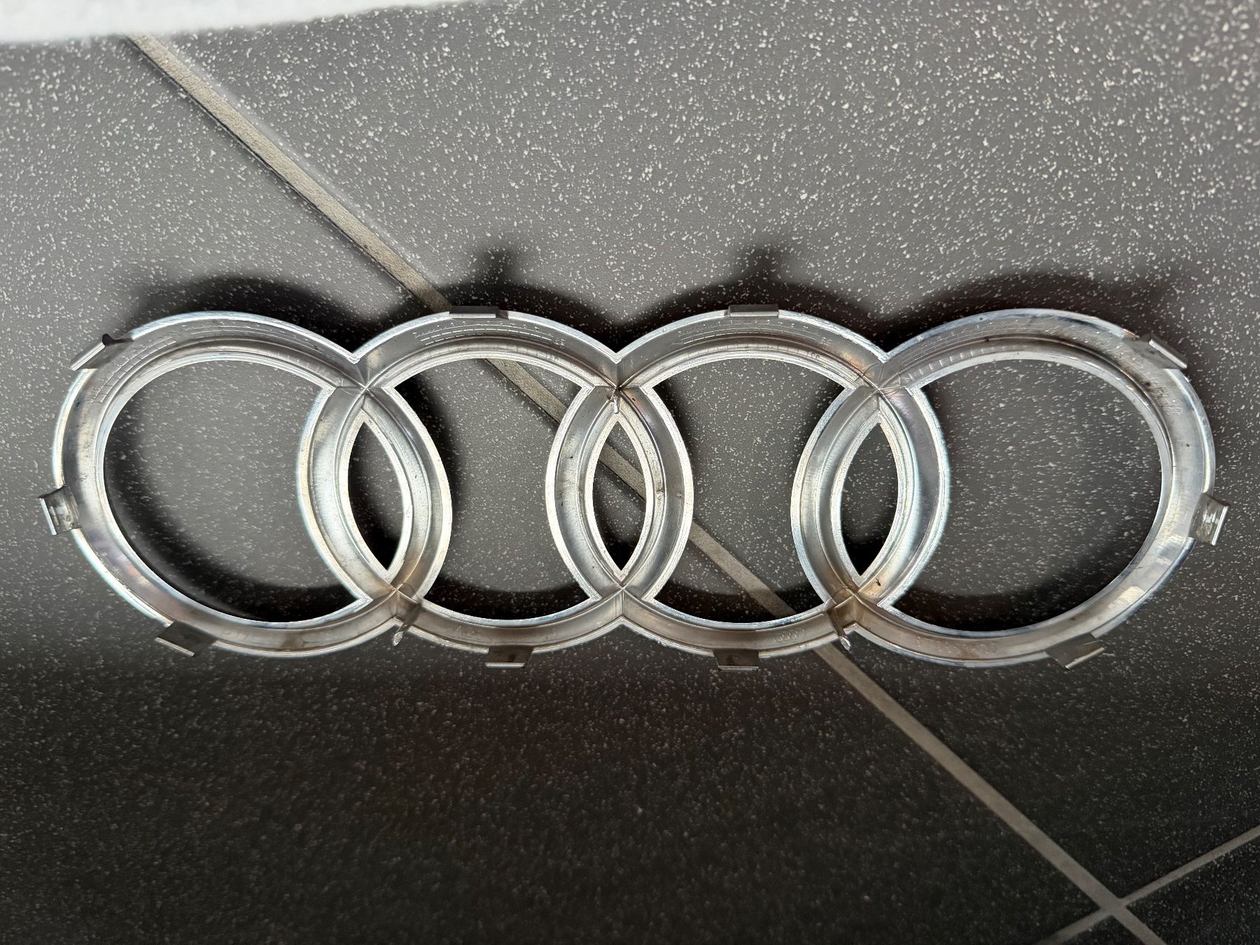Audi Tutti pezzi di ricambio auto: Original Audi Emblem Kühlergrill vorne Chrom – Usato da Unterendingen venduto da Nico166 1