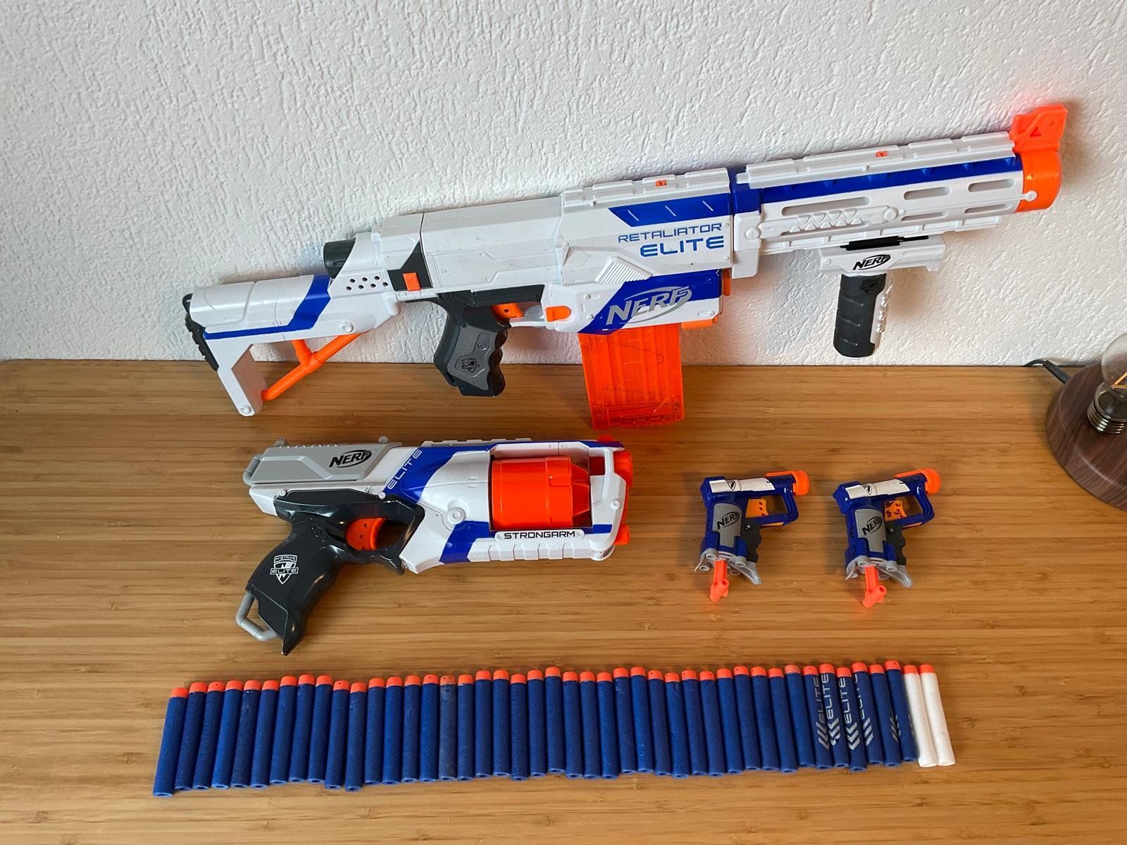 Nerf Spielzeuge: 4 NERF-Blaster mit vielen Pfeilen – Gebraucht aus Henggart von Sachs 1