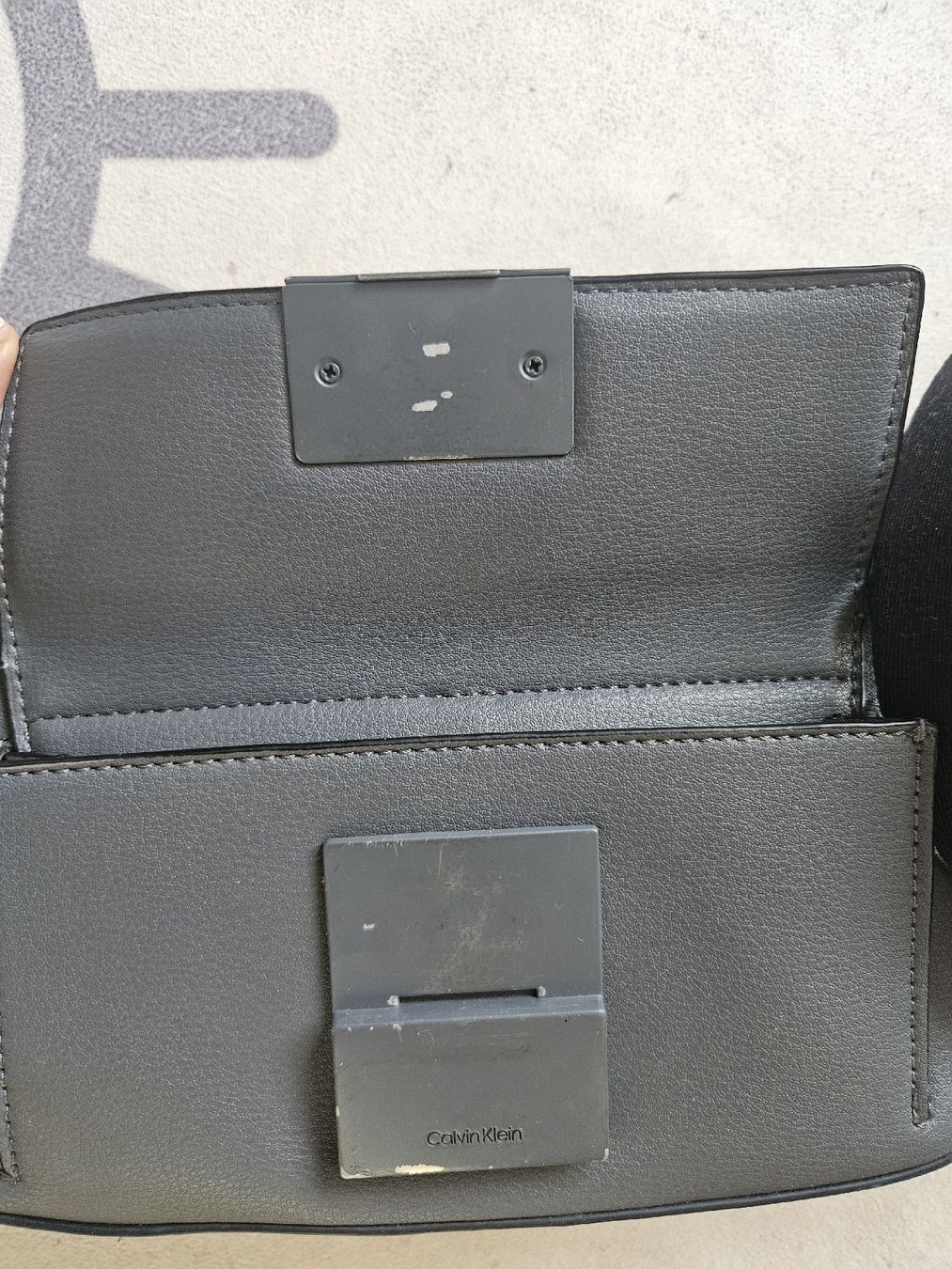 Calvin Klein Borse: Calvin Klein Umhängetasche -  Grau – Usato da Oberwil BL venduto da blackdiamond14 4