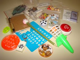 Box mit vielen kleinen Spielen für zu Hause oder unterwegs