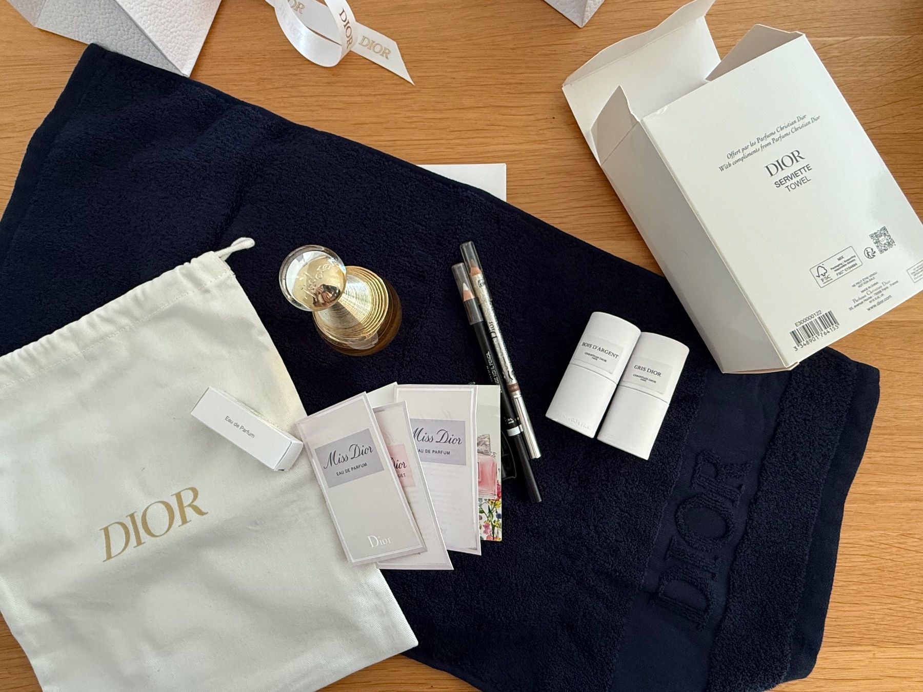 Dior Parfum & Eau de Toilette: Dior Set: Parfum, Beutel, Tuch, Magazine uvm... – Neu (gemäss Beschreibung) aus Basel von Rouge. 2