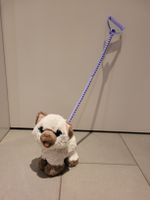 Süsses Katzenplüschtier mit Leine zum Gehen, isst, verdaut