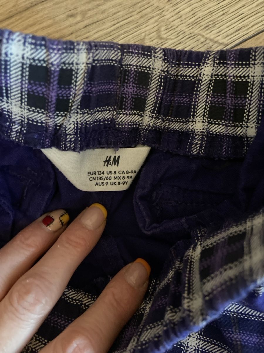 H&M Pantaloni: Pantalon H&M 134-8-9 ans violet – Usato da Sornard (Nendaz) venduto da delezedoris 2