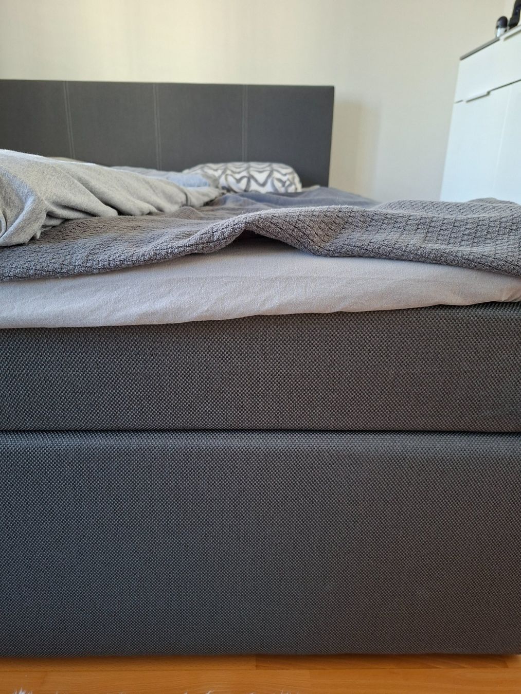 Letti: Boxspringbett dunkelgrau, 1.60mx2.00m – Usato da Winterthur venduto da Celine.13 1